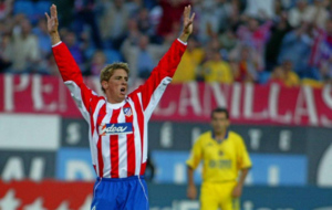 Fernando Torres celebra uno de sus dos goles ante el Villarreal en la...