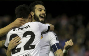 Negredo celebra el gol con Santi Mina ante el Rapid de Viena