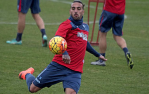 Miguel Lopes golpea el baln en un entrenamiento del Granada.