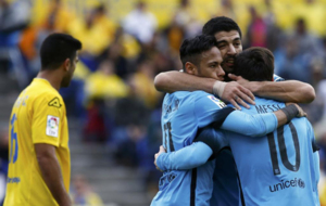 Neymar celebra su gol con Messi y Luis Suarez