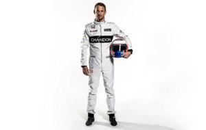Jenson Button posa con su nuevo mono y el casco para la temporada...