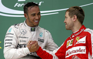 Hamilton y Vettel se saludan en el podio de una carrera de la...