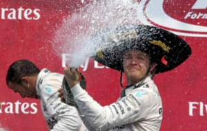 Rosberg celebra su victoria en el GP de Mxico de 2015, en el que...