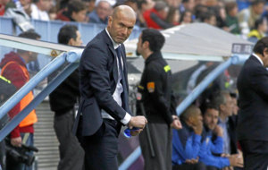 Zidane, en el banquillo de La Rosaleda.