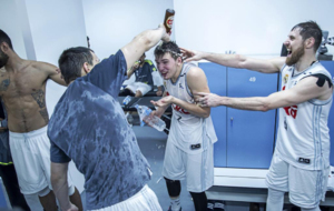 Los jugadores del Real Madrid regando en cerveza a Luka Doncic