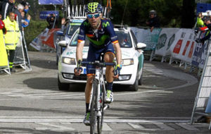 Alejandro Valverde cruza la meta de Peas Blancas tras su ascensin...