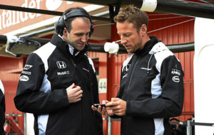 Jenson Button comenta unos datos con un ingeniero de McLaren.
