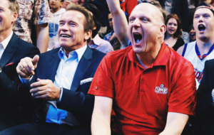 Arnold Schwarzenegger y Steve Ballmer, propietario de los Clippers