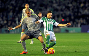 Pepe intenta robar el baln a Rubn Castro, jugador del Betis.