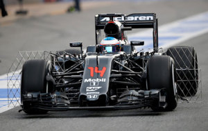 Alonso, con lo paneles de sensores en su McLaren.