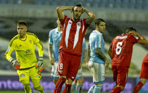 Vicente Iborra se lamenta de una ocasin de gol fallada ante el...