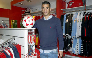Luis Hernndez posa para Marca en la tienda oficial del Sporting