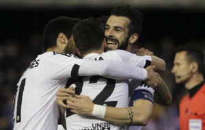 Los jugadores del Valencia hacen una pia en torno a Negredo