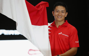 Haryanto sostiene una bandera de Indonesia el da de su presentacin...