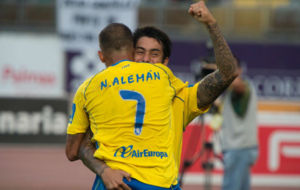 Nauzet y Araujo celebran un gol.