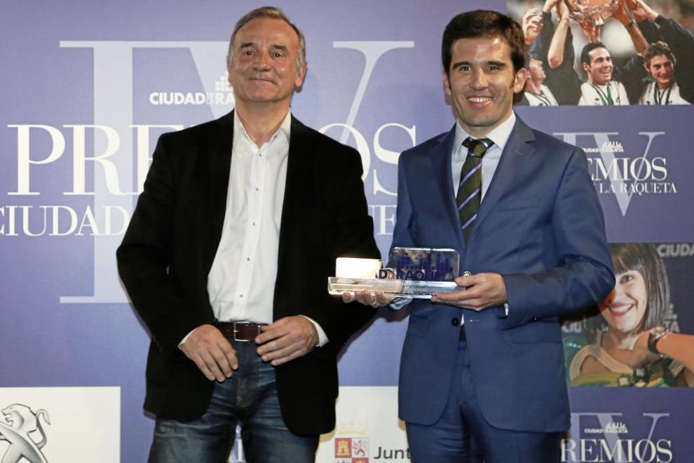 Nacho Calvo (RTVE) entreg el premio que recogi la Junta de...