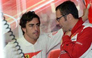 Domenicali charla con Fernando Alonso durante el GP de Alemania de...