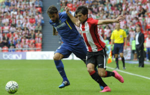Pedro Len pugna un baln con Lekue, del Athletic de Bilbao.