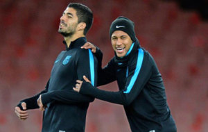 Luis Surez y Neymar bromean en el entrenamiento del Bara en el...