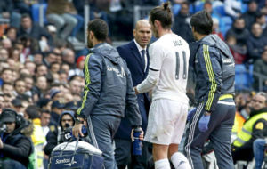 Zidane observa como se retira Bale lesionado ante el Sporting.