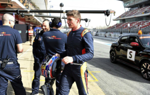 Max Verstappen llega al box de Toro Rosso en Montmel
