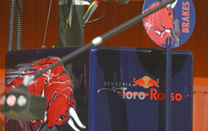 Imagen del box de Toro Rosso en los test de pretemporada de Montmel