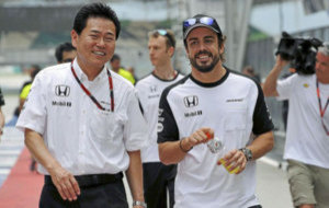 Yasuhisa Arai junto a Fernando Alonso