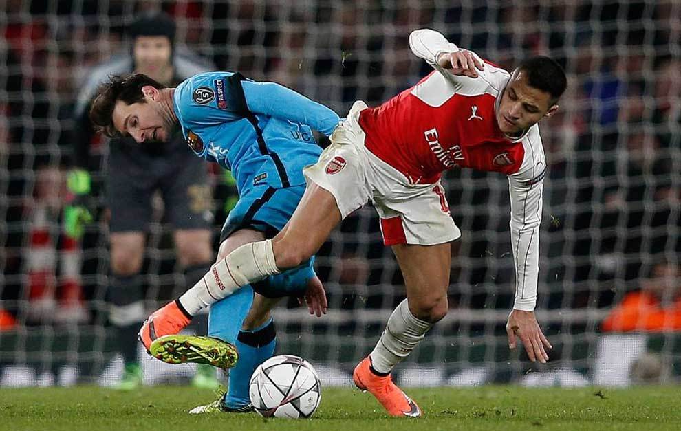 Alexis intenta robar el baln a Messi.