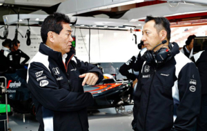 Arai, junto a su sucesor, Hasegawa, ayer en el box de McLaren en...
