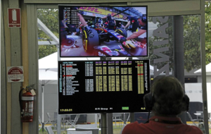 Carlos Sainz padre contempla las calificaciones del GP de Australia de...