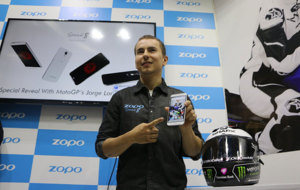 Lorenzo, durante un acto promocional de Zopo en el Mobile World...