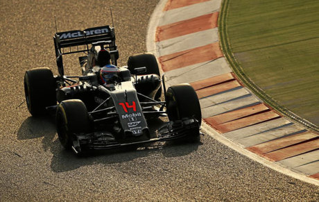 Fernando Alonso pilota su MP4-31 a primera hora de la maana.