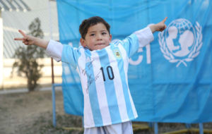 Murtaza posa feliz con la camiseta de la seleccin argentina de Leo...
