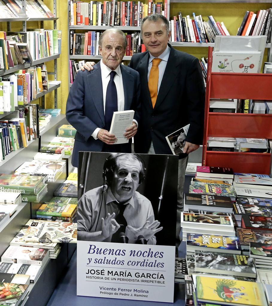 Jos Mara Garca y Vicente Ferrer posan con el libro 'Buenas...