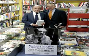 Jos Mara Garca y Vicente Ferrer posan con el libro &apos;Buenas...