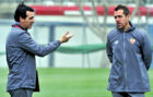Emery charla con uno de sus ayudantes en un entrenamiento del Sevilla.