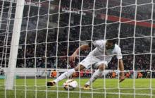 Pizarro recoge el baln de la portera tras marcar un gol