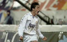 Ral celebra un gol en el derbi del Caldern de la temporada 1996-97