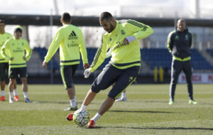 Benzema golpea el baln durante un entrenamiento de la presente...
