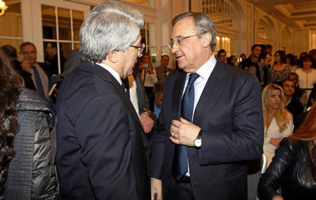 Florentino Prez y Enrique Cerezo conversan durante un acto.