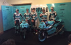 Los cinco pilotos del leopard Racing posan con las monturas de Moto3 y...