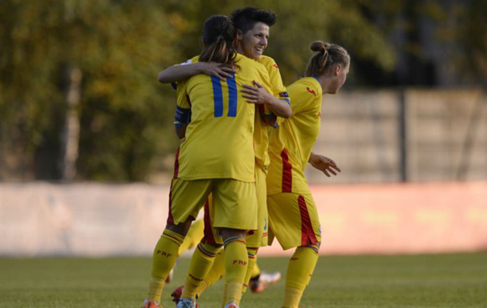 Jugadoras de la seleccin rumana se abrazan tras marcar un gol en un...