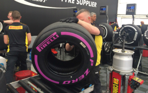 Un tcnico de Pirelli prepara un neumtico ultrablando en los test...