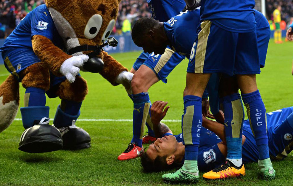 Ulloa y la mascota celebran el gol del Leicester.