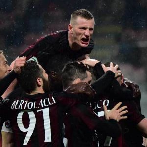 Los jugadores del Milan celebran el gol de Antonelli.