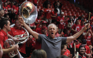 Bill Walton, leyenda de la NBA, animando a la universidad de Arizona