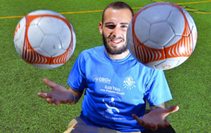 El azulgrana Aleix Vidal (26) posa para MARCA con dos balones