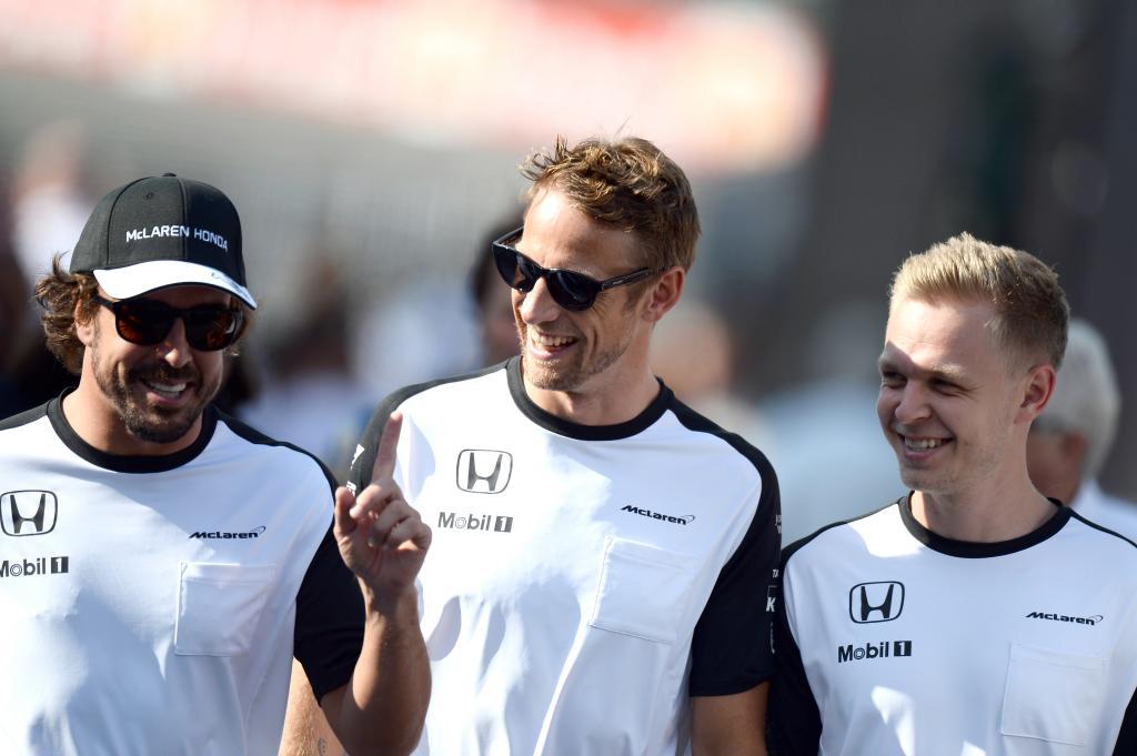 Alonso, Button y Magnussen bromean en el GP de Blgica de 2015.