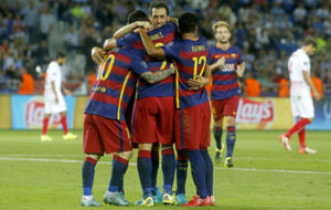 Los jugadores del Barcelona celebran el gol.