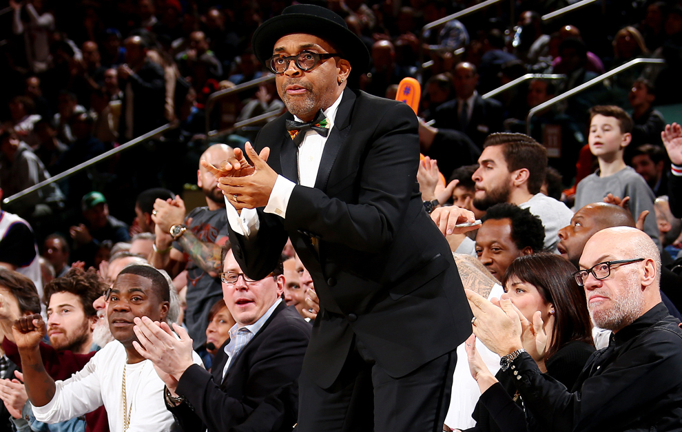 El director Spike Lee disfrutando del Knicks vs. Heat a pie de pista